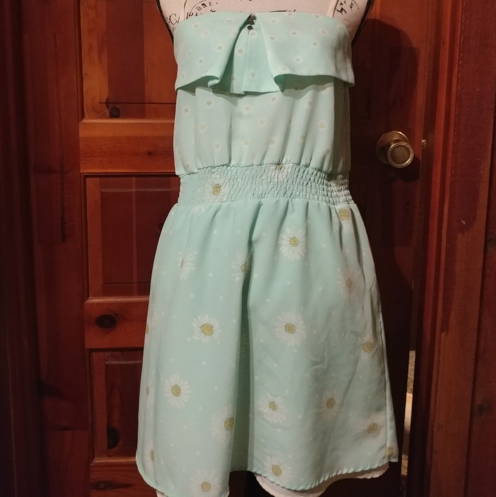 💜3/$10💜Adorable mint gree with daisies